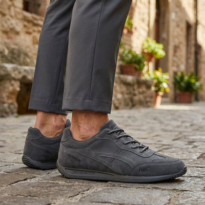 Wygodne buty ortopedyczne – wykonane z wyselekcjonowanej skóry zamszowej, z podparciem łuku stopy, łagodzące ból; lekkie i amortyzujące.