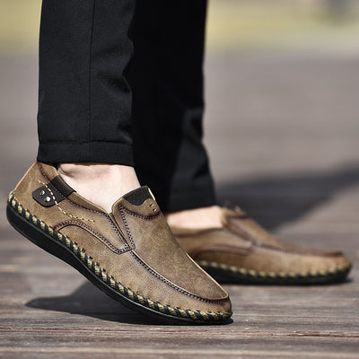 Wygodne buty ortopedyczne — ergonomiczne podparcie łuku stopy, łagodzące ból, szeroki krój, który nie uciska stóp.
