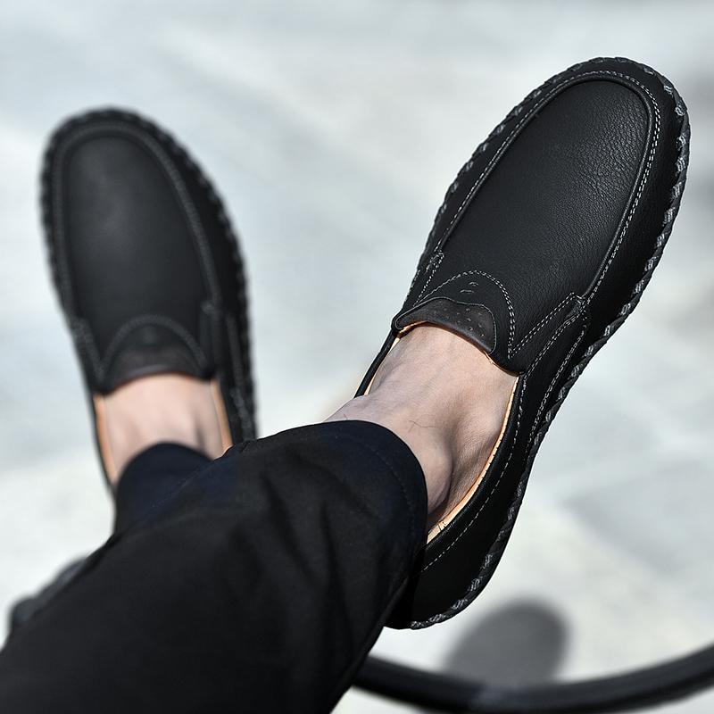 Wygodne buty ortopedyczne — ergonomiczne podparcie łuku stopy, łagodzące ból, szeroki krój, który nie uciska stóp.